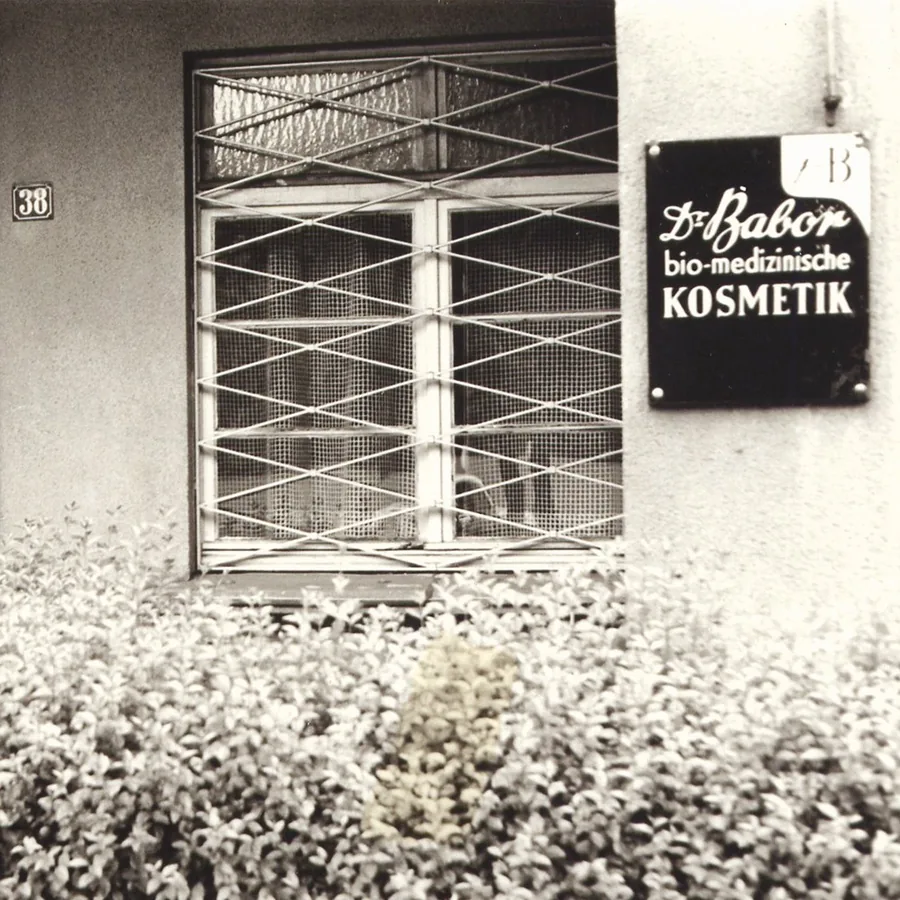 Historisches Firmenschild von BABOR mit der Aufschrift Dr. Babor bio-medizinische Kosmetik an einer Hauswand