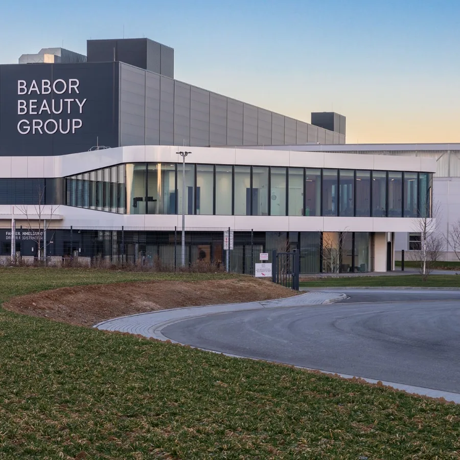 Modernes Firmengebäude der BABOR Beauty Group in Aachen im Abendlicht