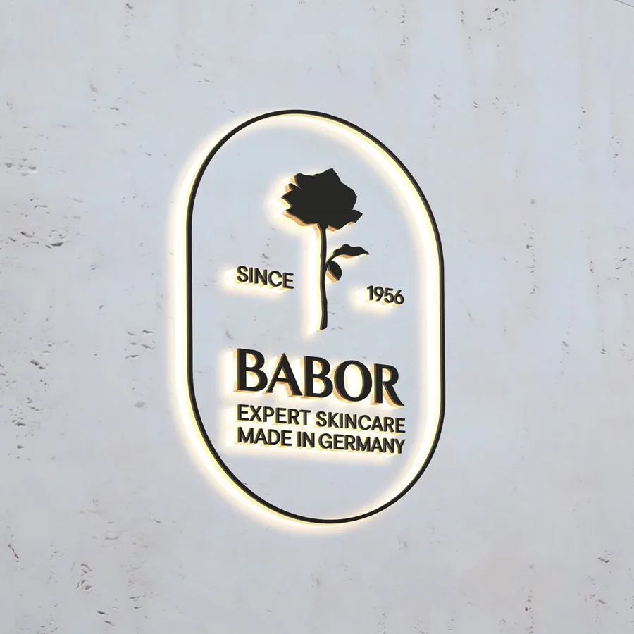 Beleuchtetes Siegel von BABOR mit schwarzer Rose und den Worten Since 1956 und Expert Skincare Made in Germany